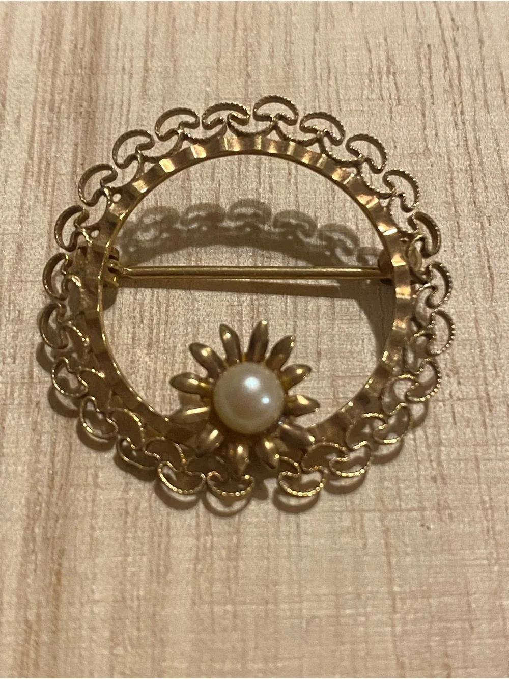 Vintage Gold Tone Filigree Wreath Brooch with Daisy & Faux Pearl Accent